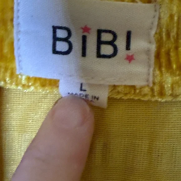BiBi Mustard Textured Button Down Shirt Size Large - Picture 2 of 5